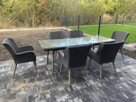 Szary zestaw mebli obiadowych dla 8 osób ze stołem 220cm Tonitto Dining 8+1