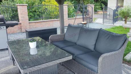 Szary zestaw mebli ogrodowych - sofa, fotele, pufy i wysoki stół - Novici Dining