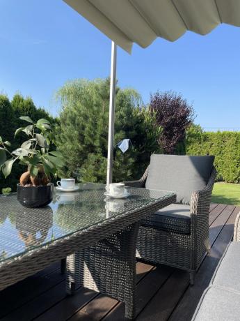 Szary zestaw mebli ogrodowych - sofa, fotele, pufy i wysoki stół - Novici Dining