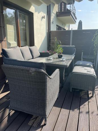 Szary zestaw mebli ogrodowych - sofa, fotele, pufy i wysoki stół - Novici Dining