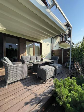 Szary zestaw mebli ogrodowych - sofa, fotele, pufy i wysoki stół - Novici Dining