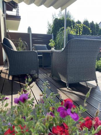 Szary zestaw mebli ogrodowych - sofa, fotele, pufy i wysoki stół - Novici Dining