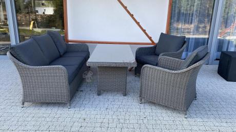 Szary zestaw mebli ogrodowych - sofa, fotele, pufy i wysoki stół - Novici Dining