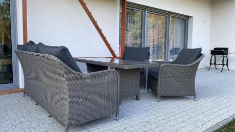 Szary zestaw mebli ogrodowych - sofa, fotele, pufy i wysoki stół - Novici Dining