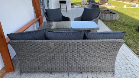 Szary zestaw mebli ogrodowych - sofa, fotele, pufy i wysoki stół - Novici Dining