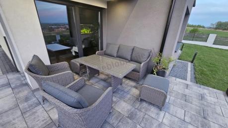 Szary zestaw mebli ogrodowych - sofa, fotele, pufy i wysoki stół - Novici Dining