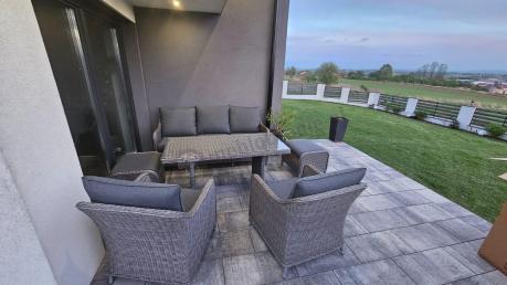 Szary zestaw mebli ogrodowych - sofa, fotele, pufy i wysoki stół - Novici Dining