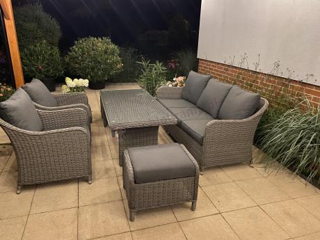 Szary zestaw mebli ogrodowych - sofa, fotele, pufy i wysoki stół - Novici Dining