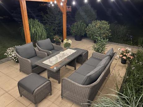 Szary zestaw mebli ogrodowych - sofa, fotele, pufy i wysoki stół - Novici Dining