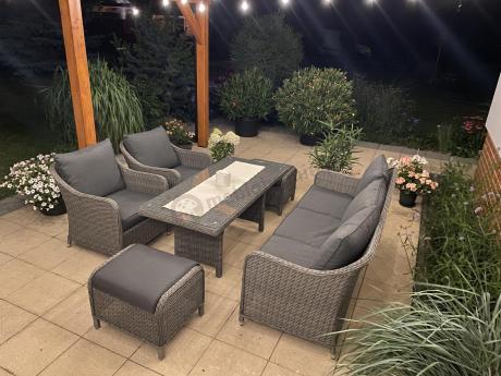 Szary zestaw mebli ogrodowych - sofa, fotele, pufy i wysoki stół - Novici Dining