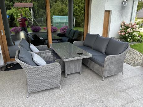 Szary zestaw mebli ogrodowych - sofa, fotele, pufy i wysoki stół - Novici Dining
