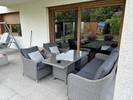 Szary zestaw mebli ogrodowych - sofa, fotele, pufy i wysoki stół - Novici Dining