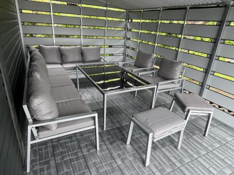 Szary zestaw mebli tarasowych z narożnikiem, stołem obiadowym 2 fotelami i 2 pufami - Sodor Corner XXL - Silver