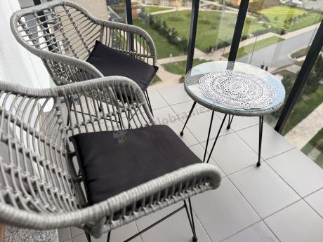 Szary zestaw rattanowy na balkon boho