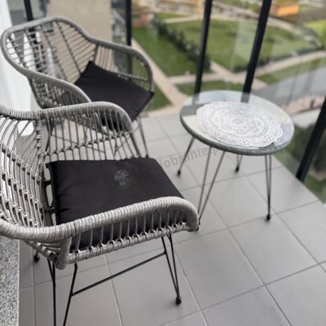 Szary zestaw rattanowy na balkon boho