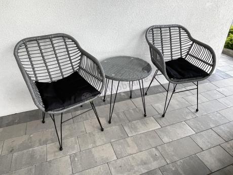 Szary zestaw rattanowy na balkon boho