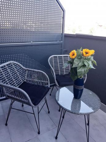 Szary zestaw rattanowy na balkon boho