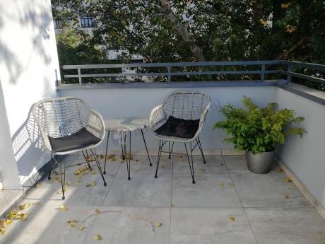 Szary zestaw rattanowy na balkon boho