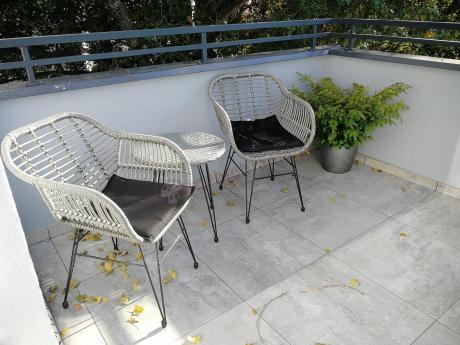 Szary zestaw rattanowy na balkon boho