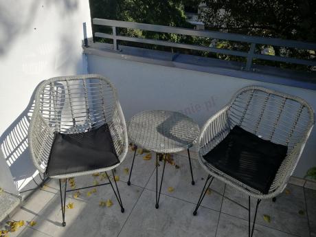 Szary zestaw rattanowy na balkon boho