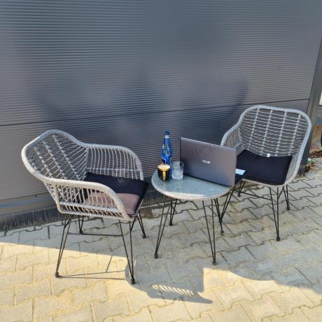 Szary zestaw rattanowy na balkon boho