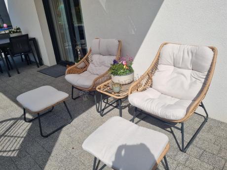 Technorattanowe meble na taras w stylu boho - 2 fotele z podnóżkami - Torgiano Duo - Brown