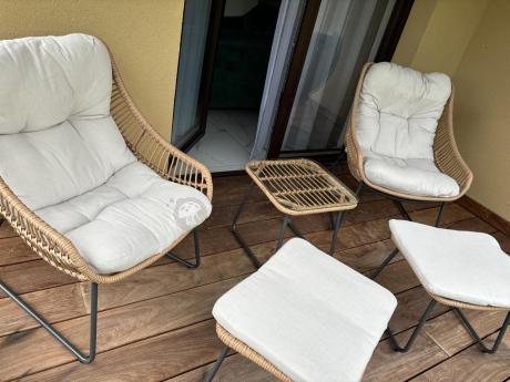 Technorattanowe meble na taras w stylu boho - 2 fotele z podnóżkami - Torgiano Duo - Brown