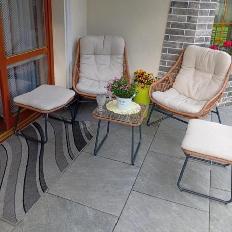 Technorattanowe meble na taras w stylu boho - 2 fotele z podnóżkami - Torgiano Duo - Brown