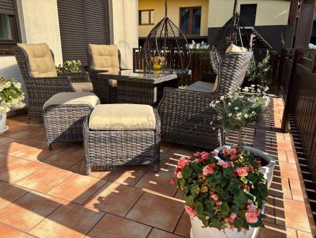 Technorattanowy komplet mebli ogrodowych z sofą, 2 fotelami i 2 pufami - Fiorento Brown