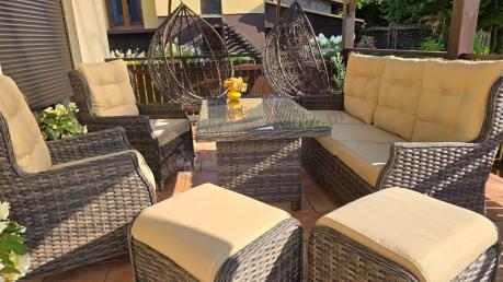 Technorattanowy komplet mebli ogrodowych z sofą, 2 fotelami i 2 pufami - Fiorento Brown