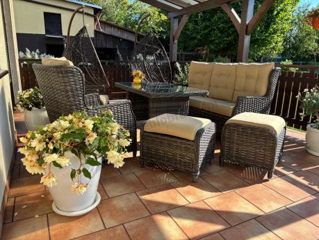 Technorattanowy komplet mebli ogrodowych z sofą, 2 fotelami i 2 pufami - Fiorento Brown