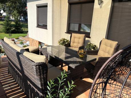 Technorattanowy komplet mebli ogrodowych z sofą, 2 fotelami i 2 pufami - Fiorento Brown