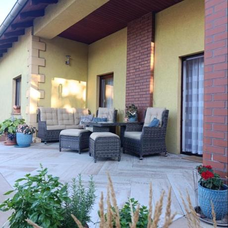 Technorattanowy komplet mebli ogrodowych z sofą, 2 fotelami i 2 pufami - Fiorento Brown