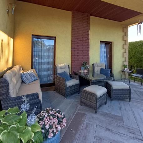 Technorattanowy komplet mebli ogrodowych z sofą, 2 fotelami i 2 pufami - Fiorento Brown