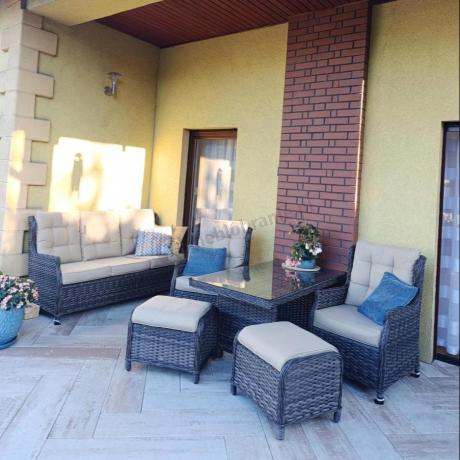 Technorattanowy komplet mebli ogrodowych z sofą, 2 fotelami i 2 pufami - Fiorento Brown