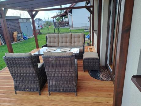 Technorattanowy komplet mebli ogrodowych z sofą, 2 fotelami i 2 pufami - Fiorento Brown