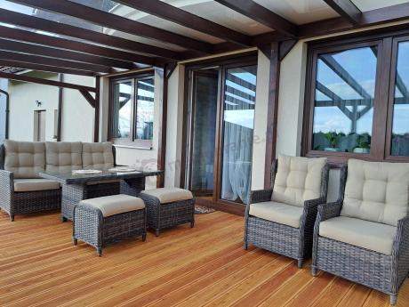 Technorattanowy komplet mebli ogrodowych z sofą, 2 fotelami i 2 pufami - Fiorento Brown