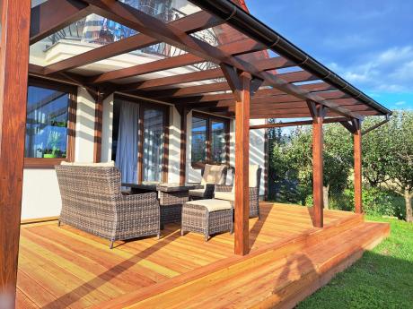 Technorattanowy komplet mebli ogrodowych z sofą, 2 fotelami i 2 pufami - Fiorento Brown