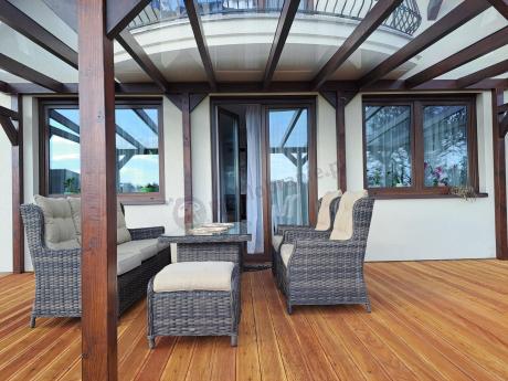 Technorattanowy komplet mebli ogrodowych z sofą, 2 fotelami i 2 pufami - Fiorento Brown