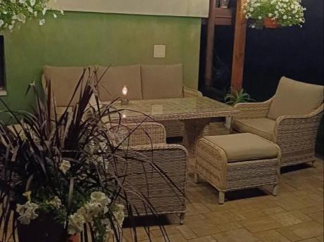 Technorattanowy komplet mebli z sofą 180cm, fotelami, pufami i wysokim stołem Novici Dining Beige