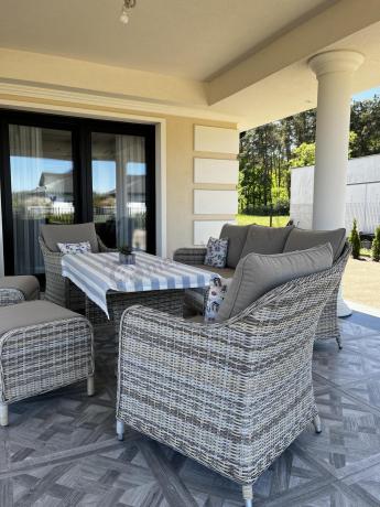 Technorattanowy komplet mebli z sofą 180cm, fotelami, pufami i wysokim stołem Novici Dining Beige