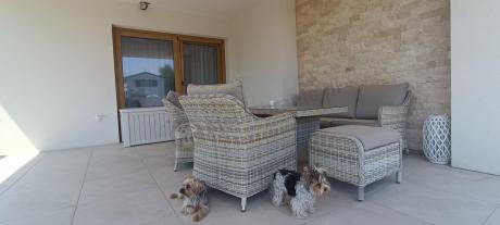 Technorattanowy komplet mebli z sofą 180cm, fotelami, pufami i wysokim stołem Novici Dining Beige