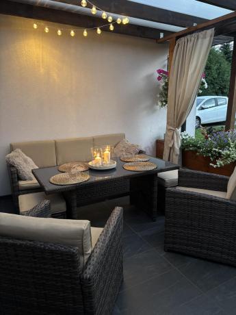 Technorattanowy komplet mebli z wysokim stołem, sofą 186cm, fotelami i pufami Cofete Dining – Brown