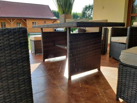 Technorattanowy komplet mebli z wysokim stołem, sofą 186cm, fotelami i pufami Cofete Dining – Brown