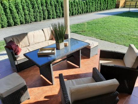 Technorattanowy komplet mebli z wysokim stołem, sofą 186cm, fotelami i pufami Cofete Dining – Brown