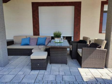 Technorattanowy komplet mebli z wysokim stołem, sofą 186cm, fotelami i pufami Cofete Dining – Brown