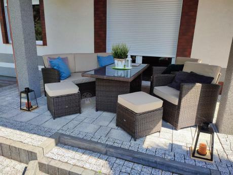 Technorattanowy komplet mebli z wysokim stołem, sofą 186cm, fotelami i pufami Cofete Dining – Brown