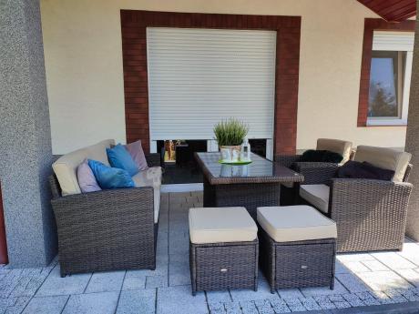 Technorattanowy komplet mebli z wysokim stołem, sofą 186cm, fotelami i pufami Cofete Dining – Brown