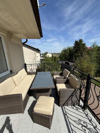 Technorattanowy komplet mebli z wysokim stołem, sofą 186cm, fotelami i pufami Cofete Dining – Brown