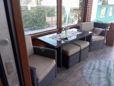 Technorattanowy komplet mebli z wysokim stołem, sofą 186cm, fotelami i pufami Cofete Dining – Brown